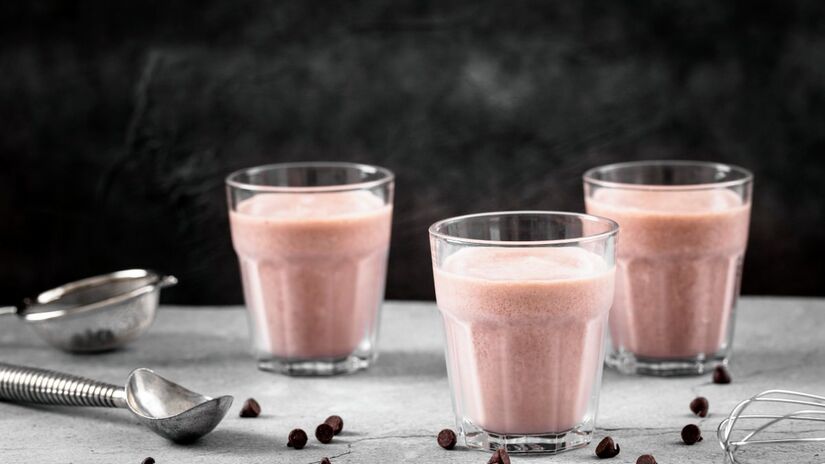 Vitamina de banana com amendoim: o match perfeito para energia
A combinação de banana e pasta de amendoim é clássica e fornece uma excelente fonte de energia e gorduras saudáveis, além da proteína. O leite de amêndoas deixa essa versão ainda mais leve.