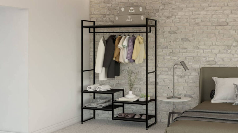 Prateleiras de aço aproveitam o espaço vertical  ao explorar a parede do chão ao teto, podem aumentar significativamente a capacidade de armazenamento sem reduzir a área útil do quarto.