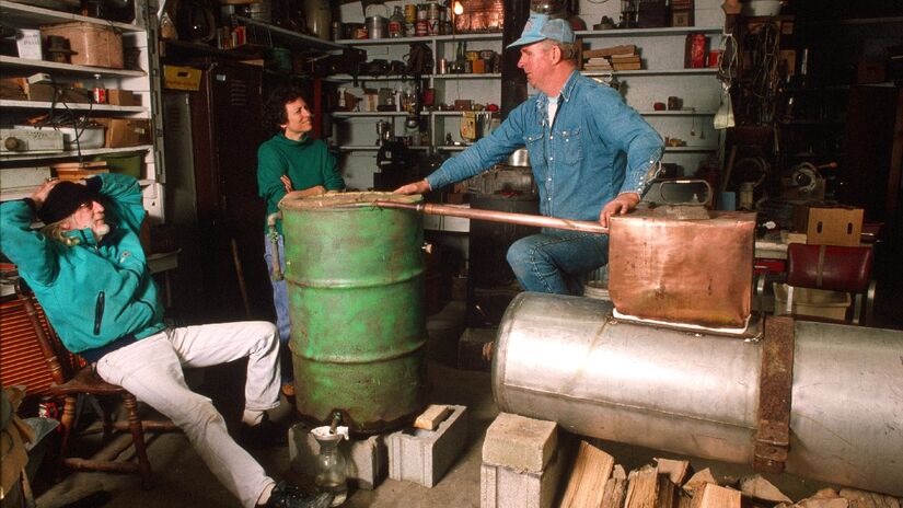 John Bowman, que produzia moonshine em West Virginia, explica o trabalho. Imagem: Domínio Público