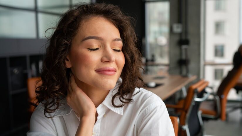 Fechar os olhos e deixar a mente descansar ajuda o cérebro a consolidar informações e reduzir o estresse mental