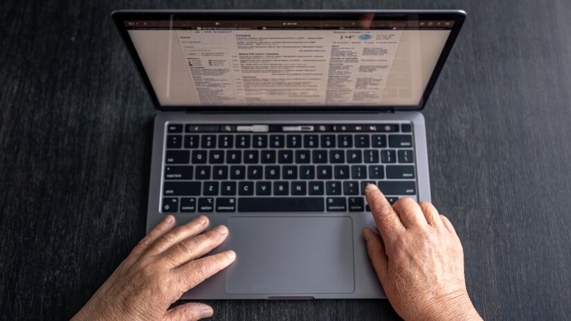 Modelos de linguagem de grande porte são sistemas de inteligência artificial capazes de entender e gerar textos parecidos com a linguagem humana