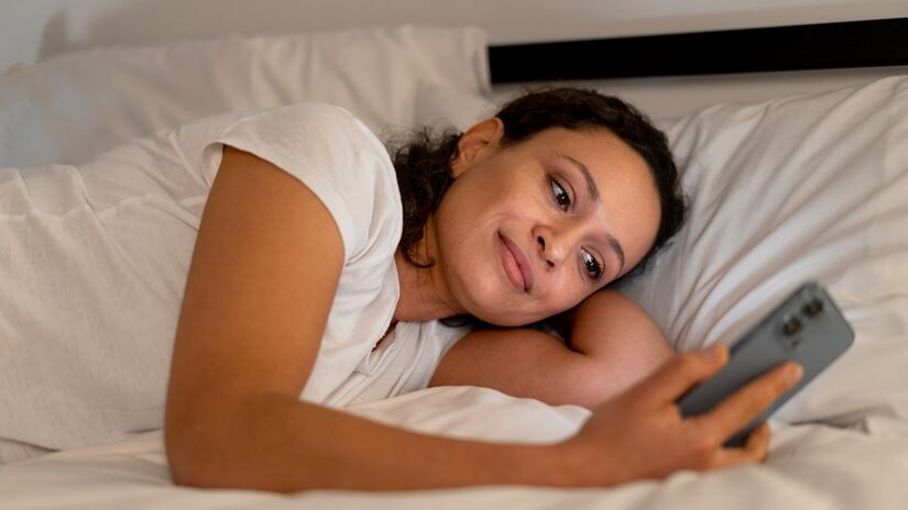 Ficar muito tempo focado no celular deitado pode gerar dores físicas, alterar o sono e reforçar sentimentos de apatia. Fotos: Freepik