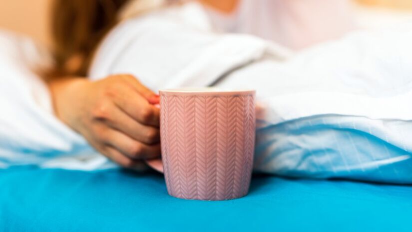 A técnica funciona porque o café age no mesmo tempo em que o corpo elimina a sonolência leve
