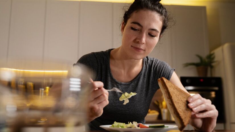 Comer devagar também ajuda a prevenir desconfortos como azia e estufamento (Fotos: Freepik)