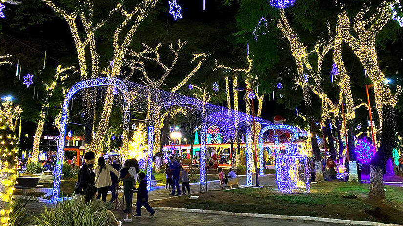 Natal Iluminado é uma das celebrações mais aguardadas pelos moradores e promete movimentar o comércio local, atrair visitantes e fortalecer o espírito natalino na cidade.