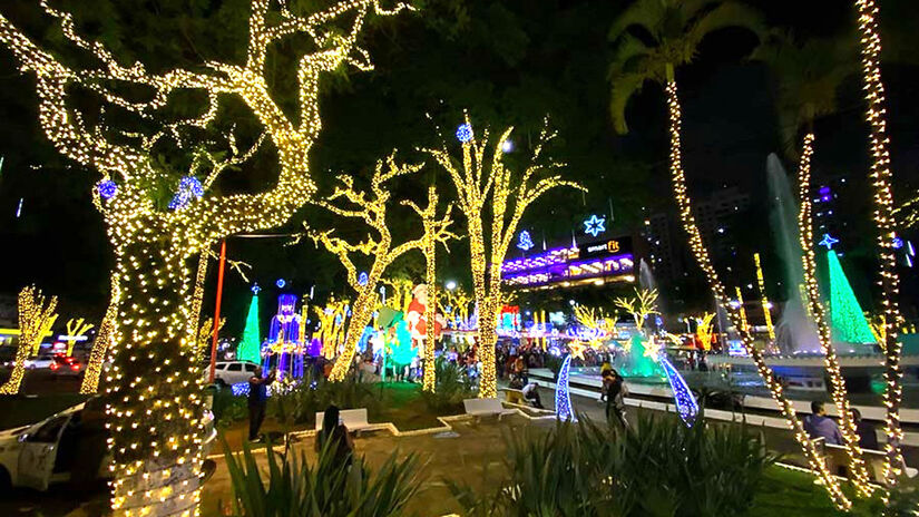 Além da praça central, outras áreas da cidade também receberão iluminação e decoração temática, ampliando o alcance do evento e valorizando os espaços públicos.