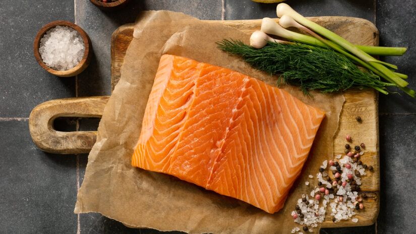 Além do amendoim, outros alimentos ajudam no bem-estar do coração.

Peixes ricos em ômega-3: salmão, atum, sardinha e truta, por duas vezes por semana, para ajudar na pressão arterial e reduzir o colesterol ruim. 