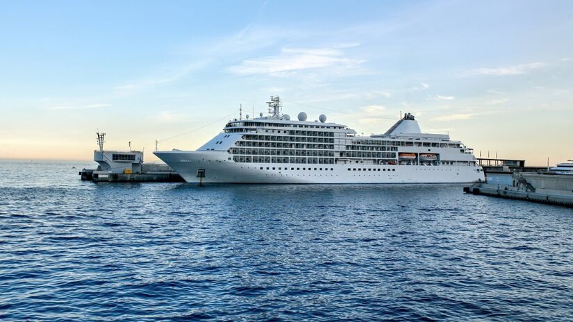 O Icon of Seas é o maior Navio de cruzeiro do mundo, com uma capacidade máxima de 10 mil pessoas. Seria possível fazer 11 viagens de cruzeiro a bordo do Icon of Seas com a população de Borá. Foto: Freepik