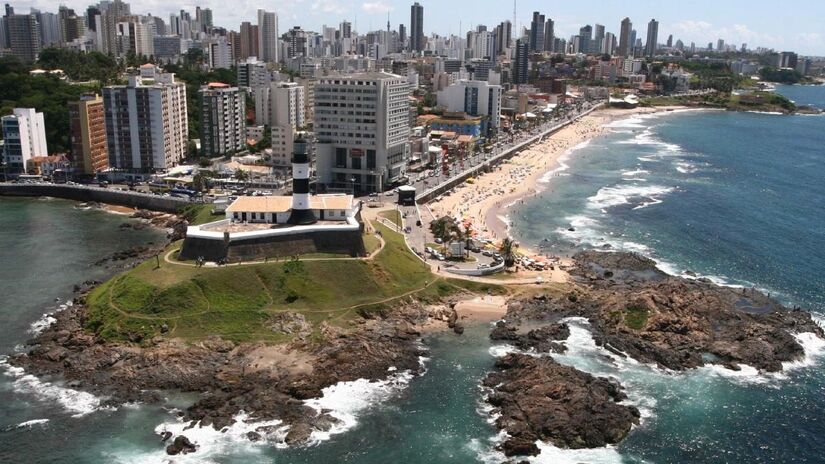 O Nordeste brasileiro reúne nove estados e cerca de 57 milhões de habitantes. É a terceira região mais populosa do país e concentra grande diversidade geográfica, que vai do semiárido da Caatinga ao litoral de águas quentes e extensas faixas de praia.