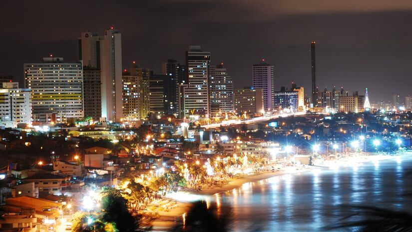 A economia do Nordeste cresce impulsionada por setores como turismo, energia e indústria. Nos últimos anos, o avanço de parques eólicos e solares tem transformado o perfil econômico da região, tornando o Nordeste líder nacional em geração de energia renovável.