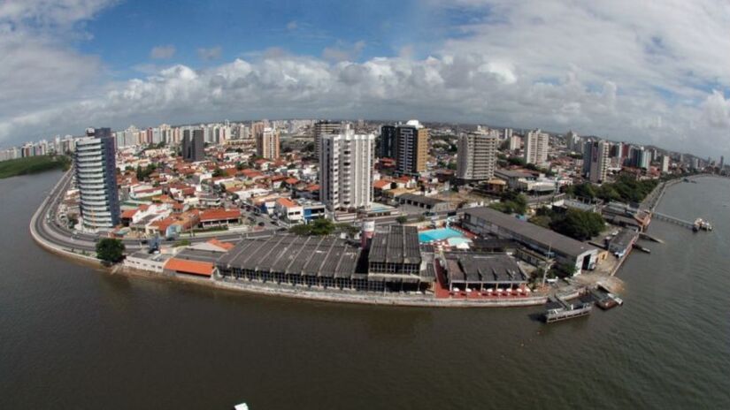 O semiárido nordestino abrange cerca de 1 milhão de km&#xB2; e enfrenta longos períodos de seca. Mesmo assim, a região tem desenvolvido soluções em agricultura familiar, energia solar e manejo sustentável da água para enfrentar os desafios climáticos.