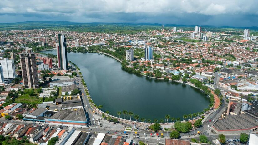 Com forte identidade cultural, o Nordeste é referência em turismo e produção artística. As festas populares, a culinária e os ritmos musicais, como o forró e o axé, são marcas que ajudam a movimentar a economia e atrair visitantes o ano inteiro.