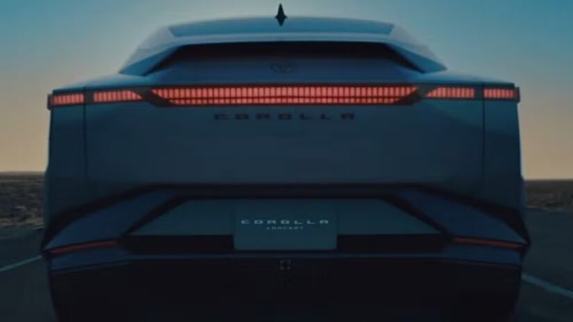 Na traseira, o modelo possui formato retangular e lanternas interligadas.