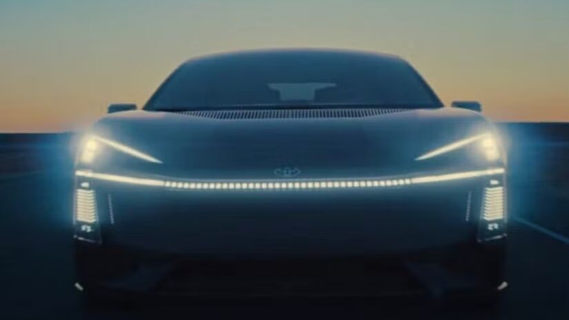 Dianteira apresenta LEDs com seções verticais no para-choque, barra horizontal e luzes recortadas junto ao capô.