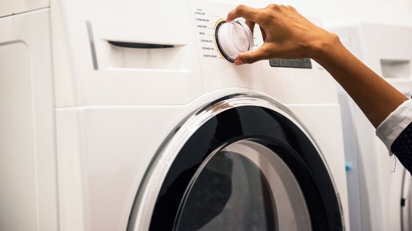 A obsolescência programada é a estratégia de fabricar produtos com uma vida útil limitada para obrigar os consumidores a comprar um novo modelo