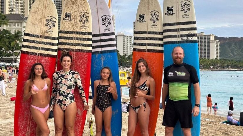 Programação inclui aulas personalizadas de surfe, análise de ondas, vivências em canoa havaiana, trilhas, palestras sobre primeiros socorros e a exibição de um documentário inédito sobre o tricampeão mundial.
Foto: Divulgação