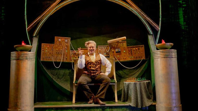 Abravanel se prepara para cruzar a cortina de fumaça e surgir como O Mágico de Oz em uma participação especial no musical Wicked.