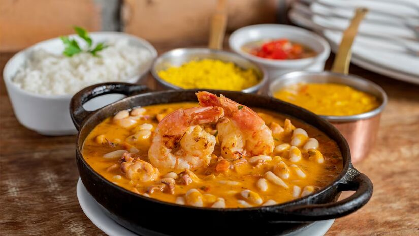 Dalmo Bárbaro serve uma feijoada de frutos-do-mar a seus clientes | Tadeu Brunelli/TBFoto