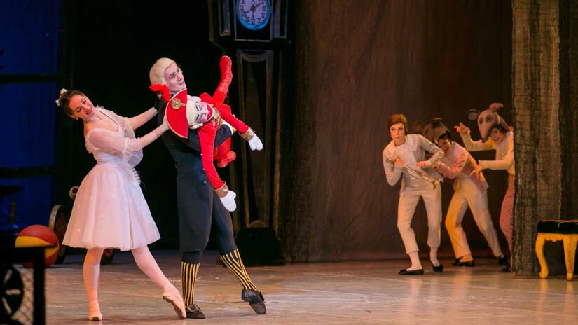 Alexander Volchkov, premier do Ballet Bolshoi de Moscou, e Maria Tomilova, do Ballet Grigorovich, sob a direção artística de Kirill Safin, estrela do Ballet Mariinsky, se unirão a um elenco de 24 bailarinos.