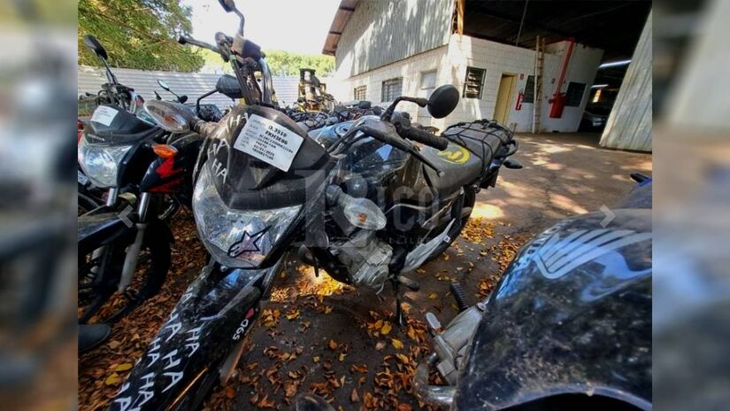 Entre os itens existem veículos como motos e carros em bom estado de conservação | Reprodução/Rico Leilões