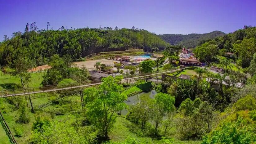 Complexo conta com mais de dez piscinas, toboáguas radicais, áreas infantis e uma fazendinha com mini animais, além de amplas áreas verdes. 