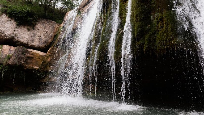 O que torna esta água ainda mais especial é seu processo de engarrafamento diferenciado (Fotos: Freepik)