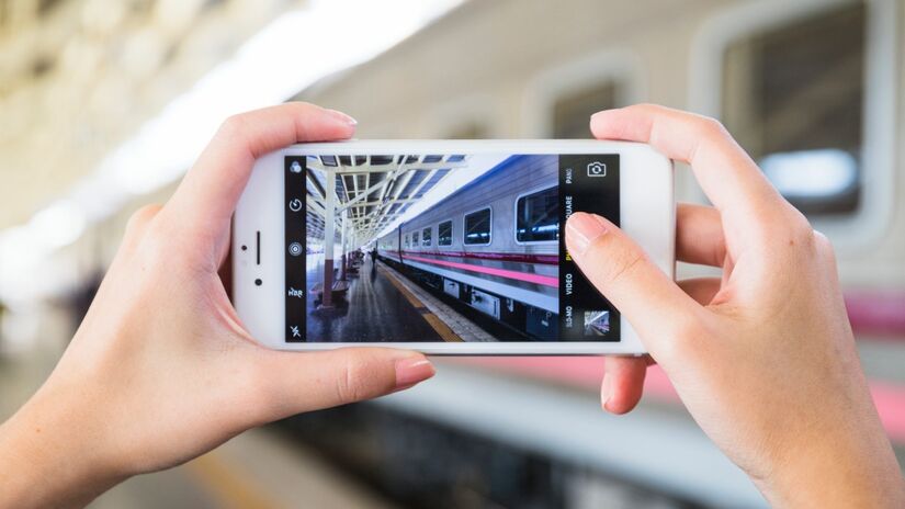 O pequeno ponto verde ou laranja indica que o microfone ou a câmera do celular estão sendo acessados naquele momento