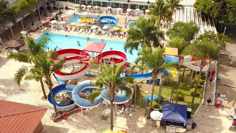 Parque aquático do Maeda tem piscinas com toboáguas para crianças e adultos e conta com o apoio e a segurança de monitores e salva-vidas. 