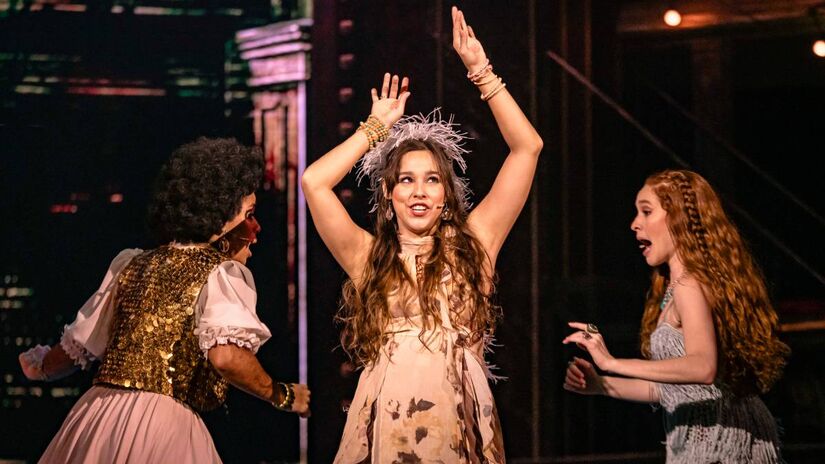 Símbolo máximo do movimento hippie americano, o musical Hair volta aos palcos brasileiros em uma nova montagem dirigida por Charles Möeller e Cláudio Botelho. 