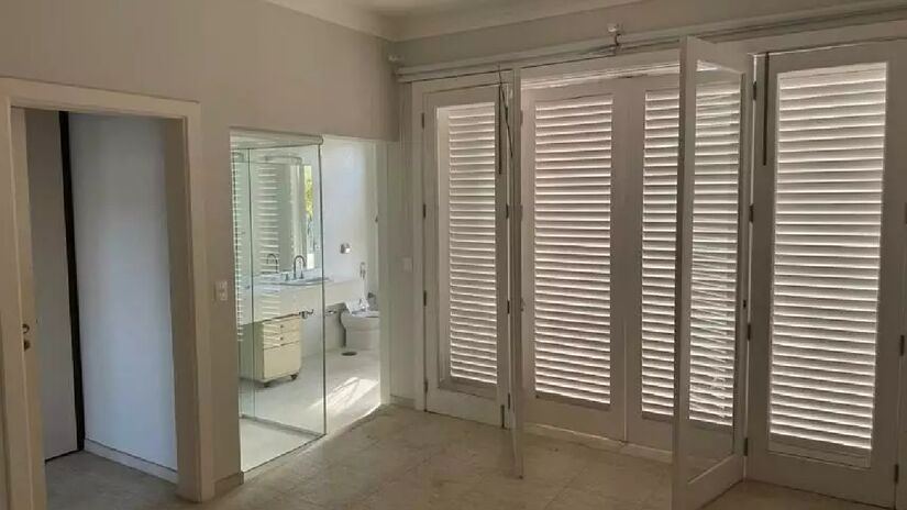 São duas suítes na parte superior da casa | Divulgação/Portal Zuk