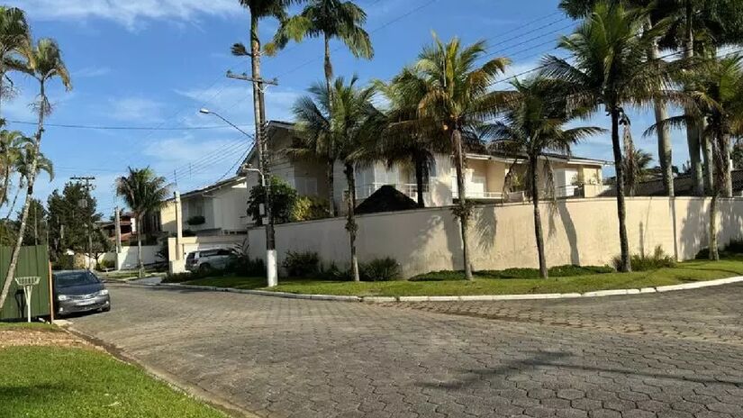 Residencia fica no condômino Jardim Acapulco III, no Guarujá, no litoral paulista | Divulgação/Portal Zuk