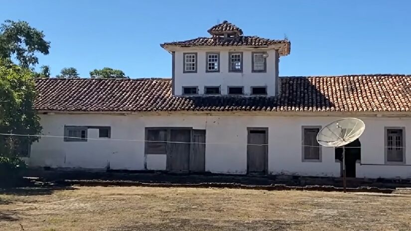 Com paredes de taipa e pedra e estrutura em madeira de lei, o casarão foi construído por centenas de pessoas escravizadas.
Foto: Reprodução/Youtube/@fazendadasantigas