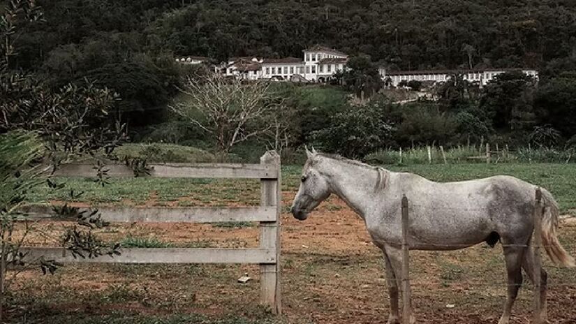 Local, erguido no século 18 no interior de Minas Gerais, é colocado como um pedaço de alma do Brasil.
Foto: Divulgação/Fazenda Santa Clara