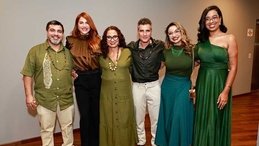 Cerimônia reuniu familiares, como a viúva Ilzamar Mendes e os filhos Elenira, Sandino e Ângela Mendes, presidente do Comitê Chico Mendes, além de ativistas. Fotos: Van Campos/AgNews