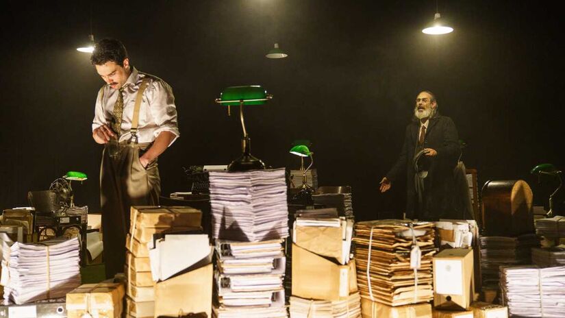 Ao se apresentar &agrave; Alf&acirc;ndega, em abril de 1945, carregando apenas a roupa do corpo e o sonho de come&ccedil;ar uma nova vida como agricultor, ele &eacute; barrado por Segismundo. Fotos: Leekyung Kim