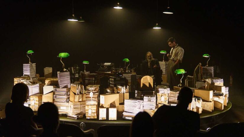 Pe&ccedil;a se passa durante a ditadura de Get&uacute;lio Vargas (1937-1945), j&aacute; no final da Segunda Guerra Mundial, e narra a hist&oacute;ria de um do refugiado polon&ecirc;s Clausewitz.