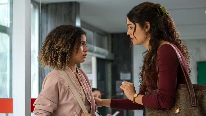 Mas a mocinha tem milhares de motivos para não querer revelar quem é o pai da filha e o principal deles é que o homem é o antigo chefe da facção criminosa da Chacrinha.