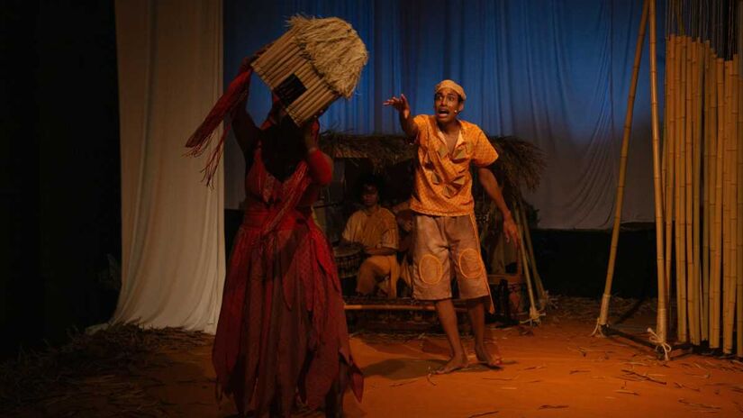 Trabalho &eacute; inspirado em itans (contos iorub&aacute;) e nas mem&oacute;rias do autor, que, quando crian&ccedil;a, passava as f&eacute;rias na casa de sua av&oacute; Zizica, em Minas, ouvindo hist&oacute;rias.