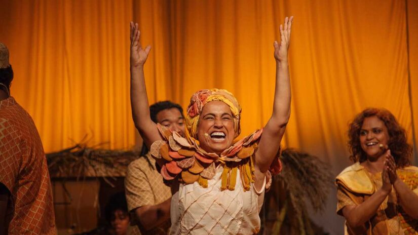 Para contar essa hist&oacute;ria, a Cia&nbsp;Kukuru Itan toca ao vivo as can&ccedil;&otilde;es originais da pe&ccedil;a, al&eacute;m de cantigas e toques dos orix&aacute;s, utilizando instrumentos. Fotos: Divulga&ccedil;&atilde;o