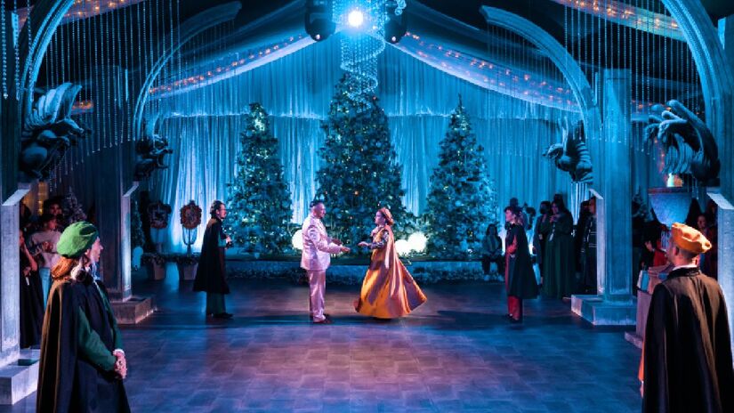 Decoração do evento mergulha no universo de Harry Potter, com árvores de Natal e espaços cenográficos instagramáveis que recriam as casas de Hogwarts: Grifinória, Sonserina, Corvinal e Lufa-Lufa.