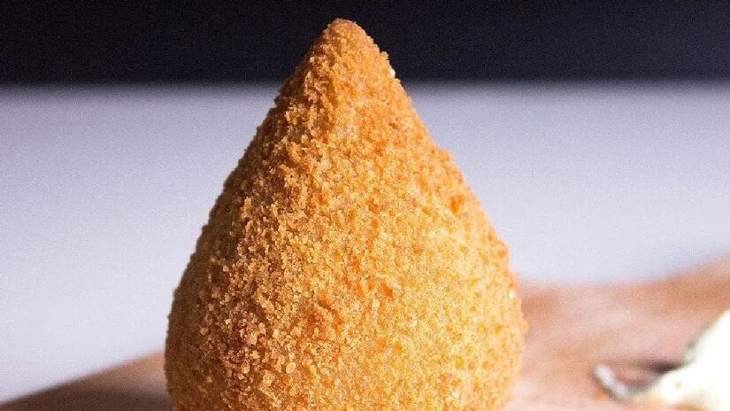 No cardápio terá coxinhas tradicionais e inusitadas, hambúrgueres suculentos, sanduíches variados, versões especiais de batatas, além de doces irresistíveis como brigadeiros, cannoli e gelatos.