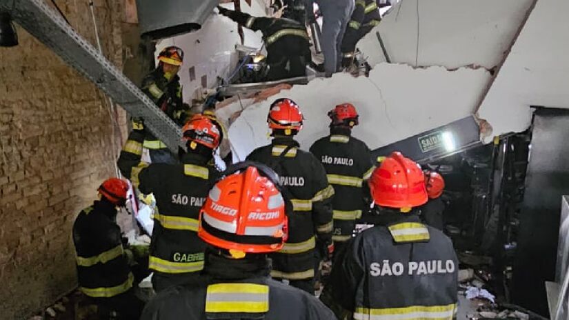 Equipes de resgate atuaram no local com o apoio de viaturas de salvamento, ambulâncias e cães farejadores.