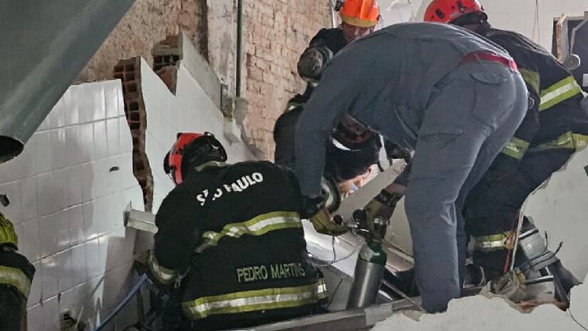 Desabamento parcial do teto de um restaurante na rua 13 de Maio deixou feridos.