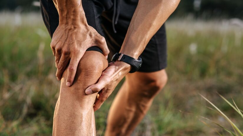 Muitos acreditam que os aminoácidos presentes no caldo, como a glicina e a prolina, ajudam na produção de colágeno, essencial para tendões, ligamentos e cartilagens