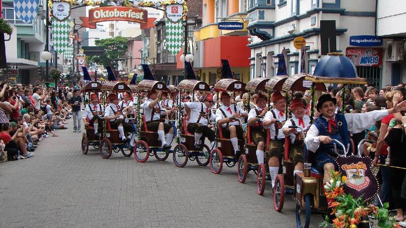 Durante a Oktoberfest mais de 1 milhão de copos de chopp são vendidos. Imagem: W.Feistler/Wikimedia Commons