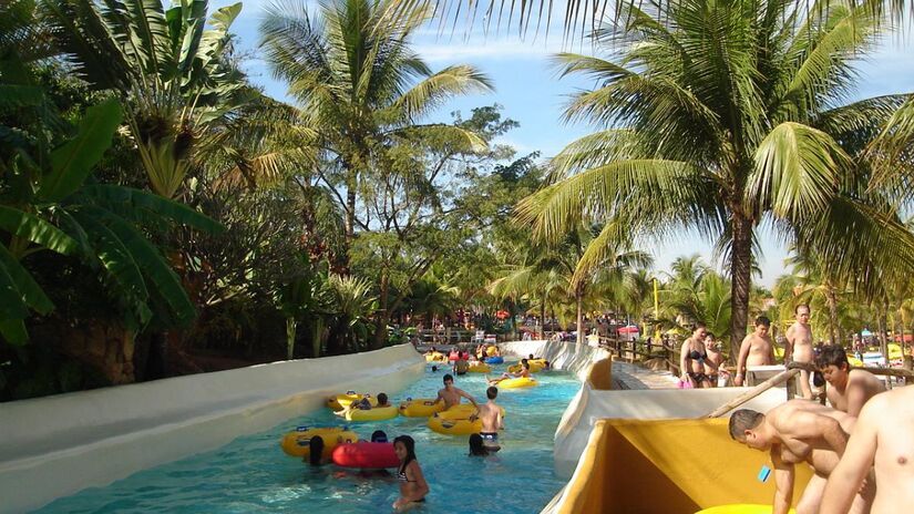 Entre os principais atrativos estão o Thermas dos Laranjais, considerado um dos parques mais visitados do Brasil, e o Hot Beach, que recria a experiência de uma praia artificial. 