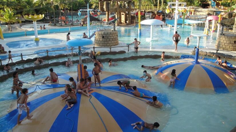 Além deles, o Vale dos Dinossauros e o Solar das Águas ampliam as opções de lazer com temáticas educativas e inovadoras.