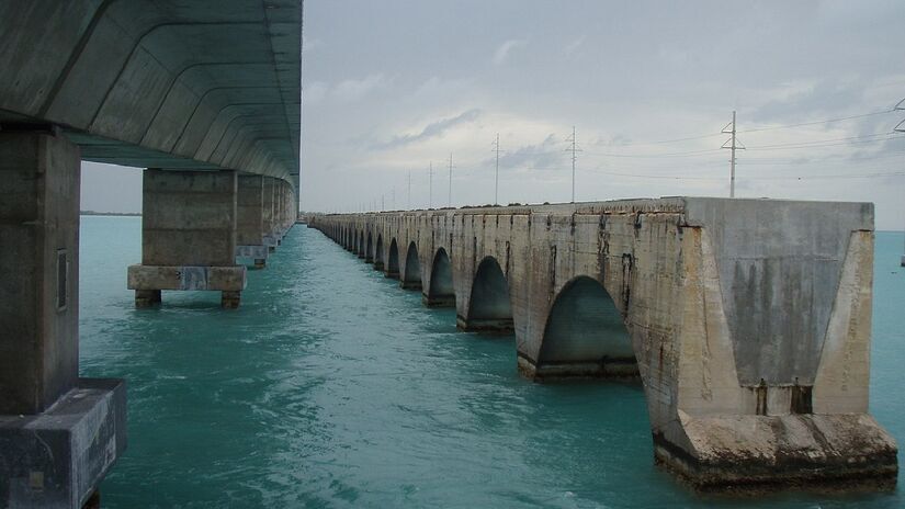 Com 182 quilômetros de extensão, ela liga o continente americano com às paradisíacas Florida Keys, gerando conexão com 44 ilhas por meio de pontes que parecem flutuar sobre as águas - (Elkman/Wikimedia Commons)