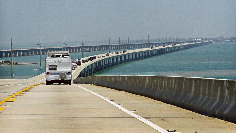 Localizada no sul da Flórida, nos Estados Unidos, a estrada Overseas Highway é uma rodovia de impressionar qualquer um, lembrando até um cenário de cinema - (Matrek/Wikimedia Commons)