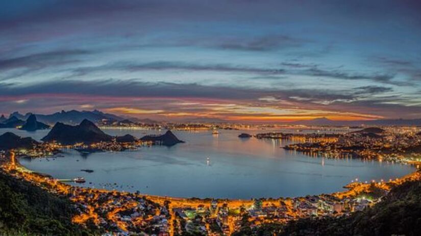 Devido à alta ocupação hoteleira, o Rio de Janeiro é considerado inviável para viagens econômicas, especialmente nas populares Regiões dos Lagos e Costa Verde. A única alternativa é buscar destinos rurais ou menos conhecidos. O estado é o mais difícil para encontrar diárias de hospedagem por menos de R$ 200. Fotos: Wikimedia Commons